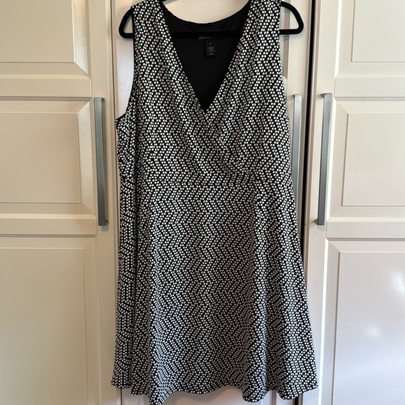 Lane Bryant sleeveless dress, size 26, black and white - Picture 1 of 5